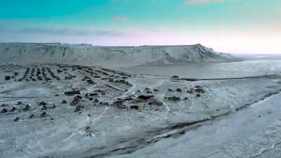 And may contain
mature sub♪ ♪t matter. - Life Below Zero: First Alaskans