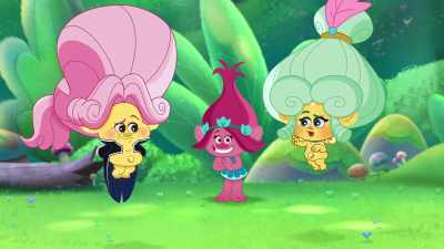 And. and maybe,
if we extend our arms like this! - Trolls: TrollsTopia