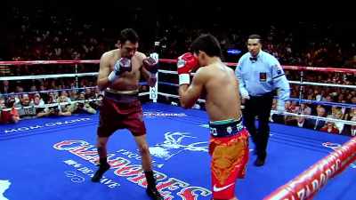 And now De La Hoya nails
Pacquiao momentarily. - The Golden Boy