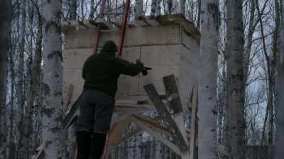 And now that it's upright,
I can get to putting on - Life Below Zero: Next Generation