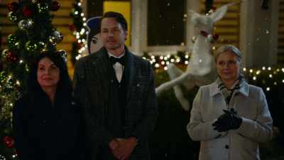 And now, please welcome
Harrington Davis. - Magic in Mistletoe