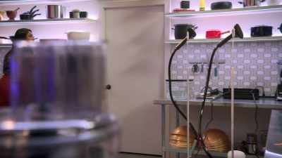 And now, the electricity
is having problems. - Secret Chef