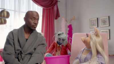 And number two, it's actually fish lips
as they nibble your feet, exfoliating-- - Muppets Now