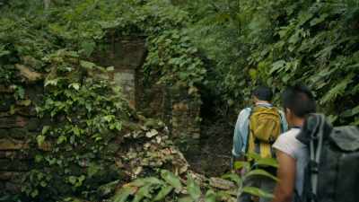 And Omar believes that
conflict might have continued - Lost Treasures of the Maya