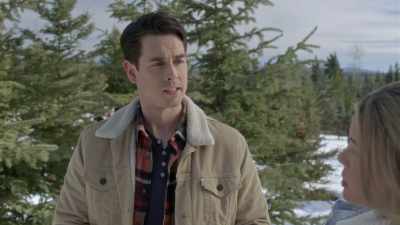 And on the other side, we
could have dinner and dancing. - Meeting Mr. Christmas
