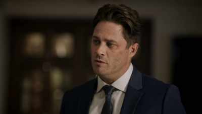 - And one word from Sarah
stops that like a bullet. - Deadly Wives Club
