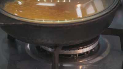 And put the lid on
and leave it alone. - James May: Oh Cook!