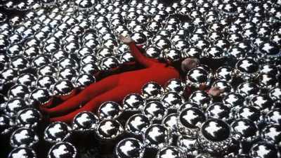 And she is dancing around
and lying amid the balls, - Kusama : Infinity