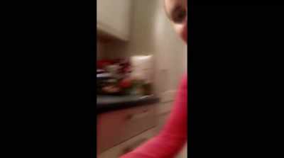 And she's at home
making some delicious salmon. - The Tinder Swindler