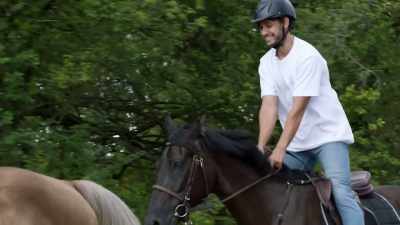 And Simon comes in,
and there's traction there, - Love Trip: Paris