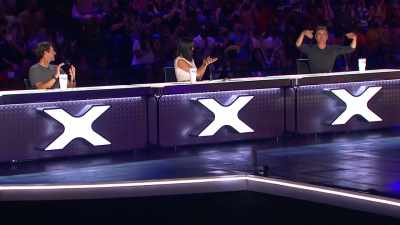 - And Simon Cowell.
[wild cheering] - America's Got Talent: Extreme