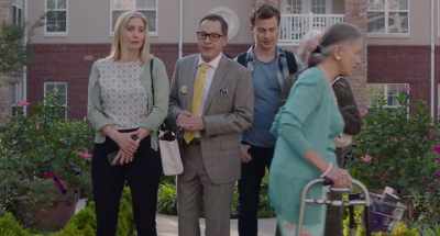 - And she smells like cheese.
- Oh! - Queen Bees