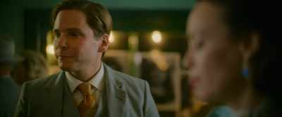 - And some chocolates for me, please.
- [clerk] Right away, sir. - The Movie Teller
