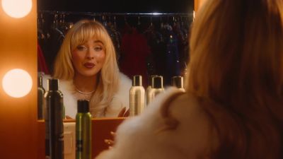And for some reason,
I never wanted to open my presents. - A Nonsense Christmas with Sabrina Carpenter