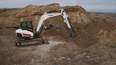 AND THAT DEPOSIT HAPPENED
TO BECOME A HILL - Dino Hunters