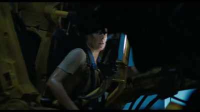 And the Alien Queen would've leaped
on that power loader and flipped it - Aliens Expanded