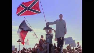 And the crowd below is cheering. - JFK: What The Doctors Saw