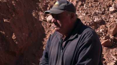And the opal will come but
we're not gonna expect it. - Outback Opal Hunters