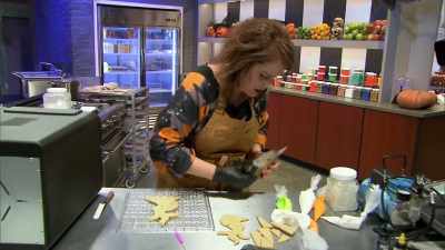 And then I'm gonna get
this tree piped really fast. - Halloween Cookie Challenge