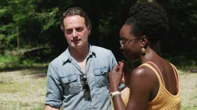 And then, surprisingly
to Michonne, he does kiss her. - The Walking Dead: The Return