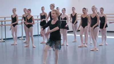 And then tombé pas de bourrée
and fourth, and pirouette... - On Pointe
