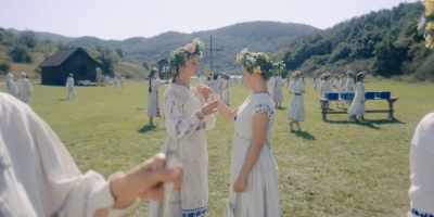 - And then you, glass here.
- Mmm-hmm. - Midsommar