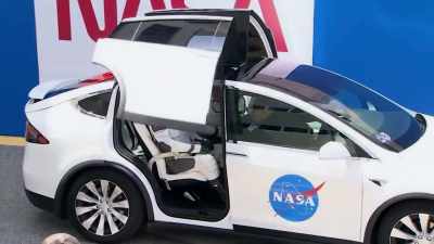 And those falcon wing
doors are closing. Super sleek. - The Elon Musk Show