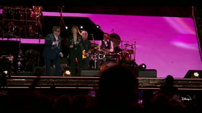 ♪ And nobody told us ♪ - Elton John Live: Farewell from Dodger Stadium