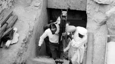And he took it upon himself to get
them out, - Tutankhamun: Secrets of the Tomb