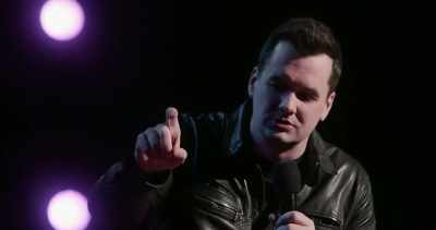 And she tried to comfort me
with her claw, just... - Jim Jefferies: Freedumb