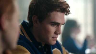 And my twintuition
is telling me it's someone
we all know. - Riverdale
