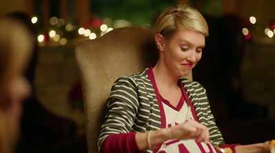 - And very good-looking.
- Uh-oh. - Dear Christmas