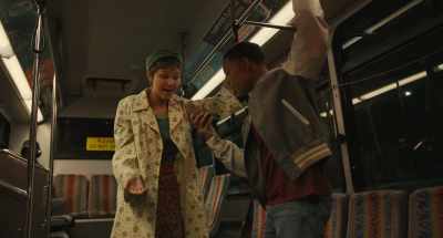 -And she wants to meet you, too.
-What? - Hollywood Stargirl