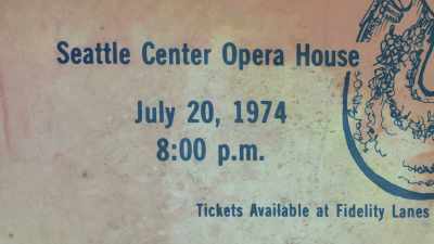 And we had a concert
at the Opera House. - Listening to Kenny G