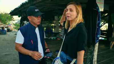 And as we're about to leave,
Tommy made some contacts with - Trafficked with Mariana van Zeller