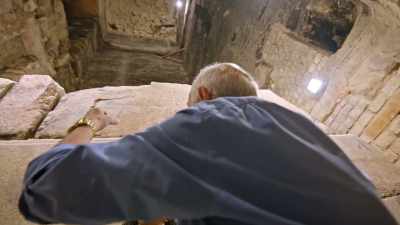 And we're assuming that was done
with lamps and oil. - Tutankhamun: Secrets of the Tomb