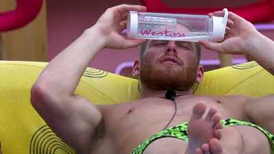 >> AND WESTON IS NOT MY TYPE AT
ALL. - Love Island