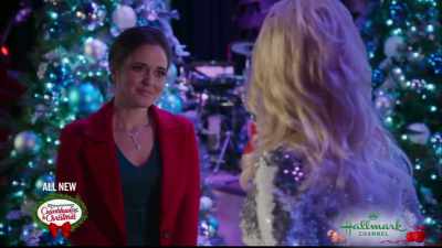 And what are you doing
on this stage alone? - Christmas at Dollywood