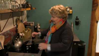 And if you do this,
like this, you see, - Extraordinary Escapes with Sandi Toksvig