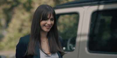 -Andra! Come here.
-Yes… - Candidatul perfect