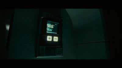 The hallway's temperature is now equal to your bodies… so the creatures should not be able to see you. - Alien: Romulus