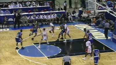 Anfernee penetra
con el balón - We Beat the Dream Team