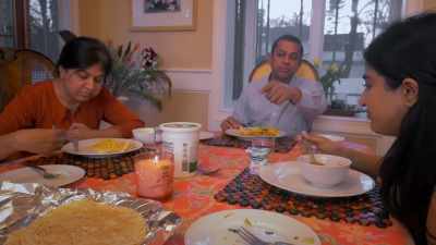 - Anika, give me a chapati. - Girl Talk