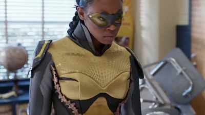 Anissa, your dad
needs your help.
Get over there, quick. - Black Lightning