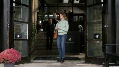 - Anita?
- Hank? What are you doing here? - Deadly Wives Club