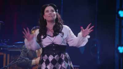 „Aniversare fericită! ” - Alex Borstein: Corsets & Clown Suits