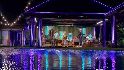 >> Announcer: AFTER KYRA AND
REALLY NICE GUY GERALD WERE - Love Island