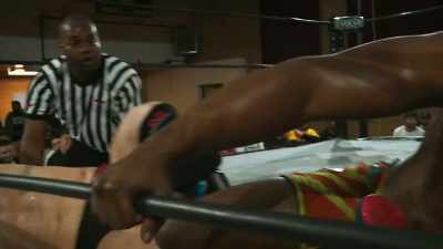 ANNOUNCER: And you can see
Fred doing everything he can - The Wrestlers