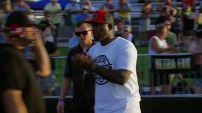 [announcer] And Mike Bowman
gets there first. - Street Outlaws No Prep Kings Team Attack