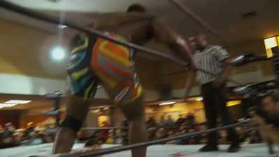 ANNOUNCER: Bouncing
off the second rope. - The Wrestlers